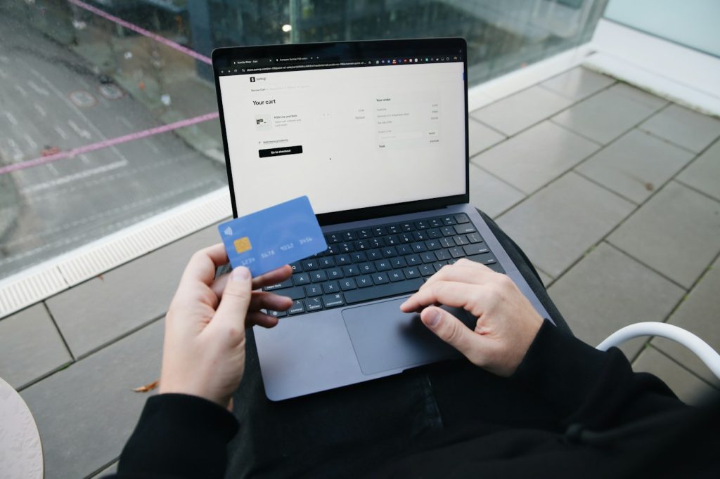 Nákup bez registrace musí být vidět. Před Vánoci zkontrolujte cestu nového zákazníka